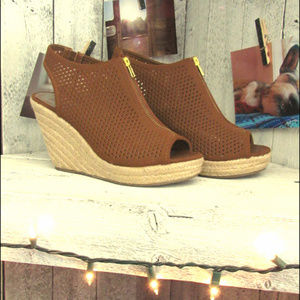 brown and tan wedges